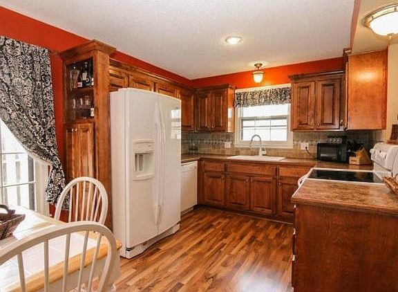 3rd image of 8514 W 79th St