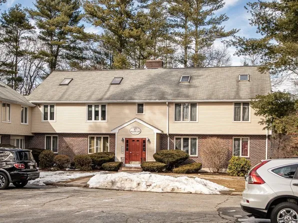 17 Hilltop Ln APT 3, South Easton, MA 02375