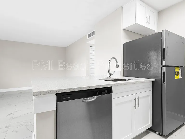 712 Meadows Cir — Photo 5