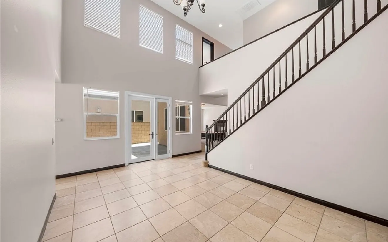 5 bed, 4230 sqft, $899 — Photo 1
