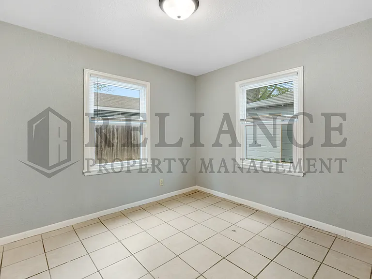 2106 S Madison Ave — Photo 11