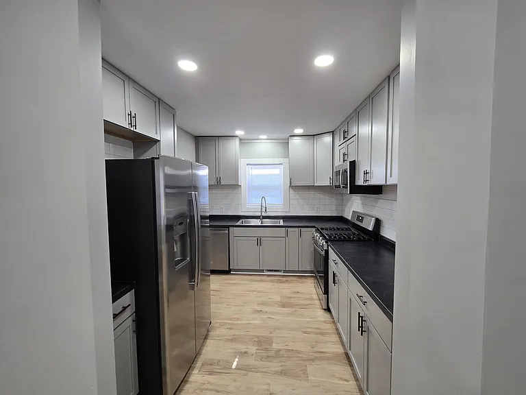 1219 E Madison St — Photo 6