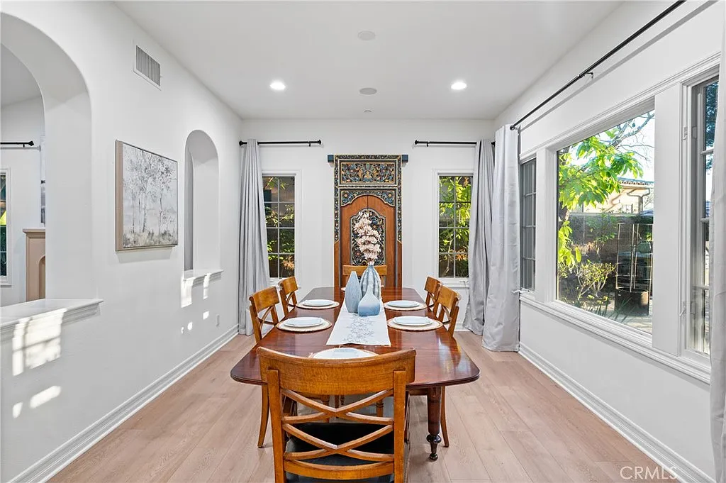 4 bed, 4.5 bath, 4165 sqft, $18,950 — Photo 4