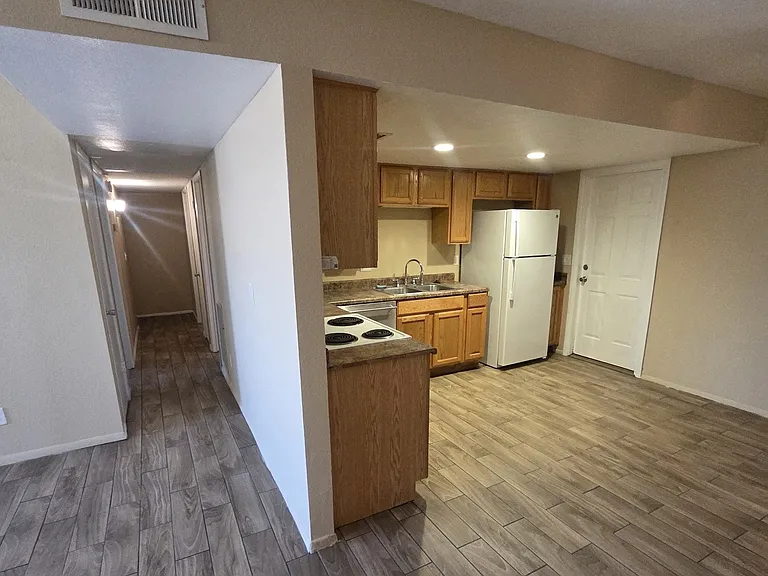1140 E Curry Rd #B — Photo 8