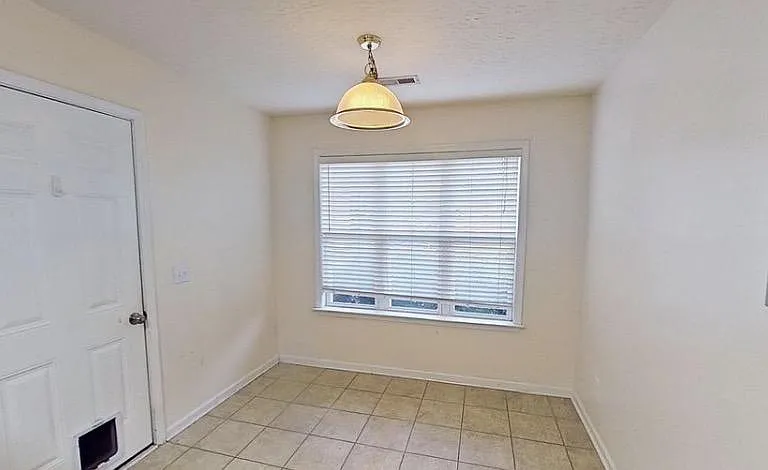 1113 Loman Ln — Photo 6