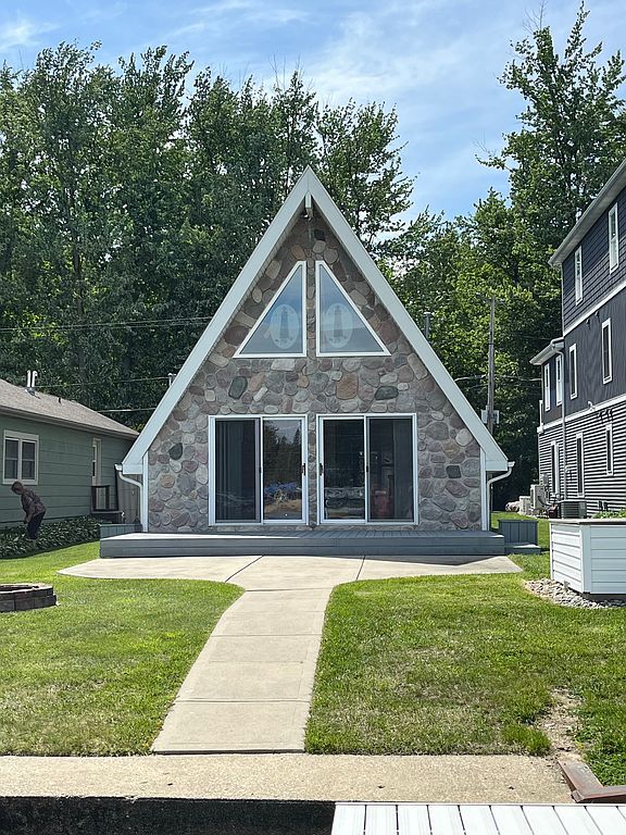 451 Maple Ln - Property Image