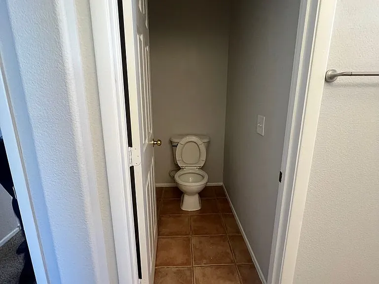 8829 Rising Creek Ct — Photo 35