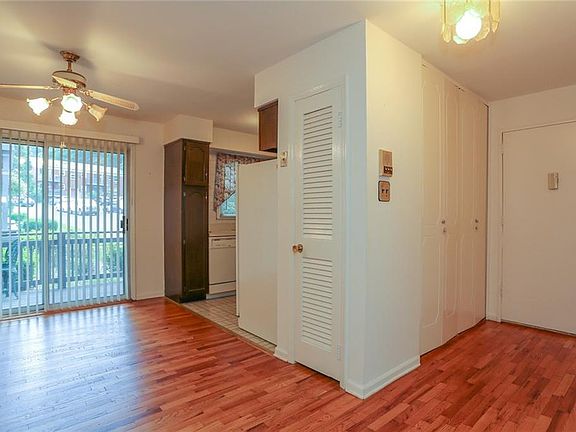 3rd image of 8 Essex Ln APT 2709