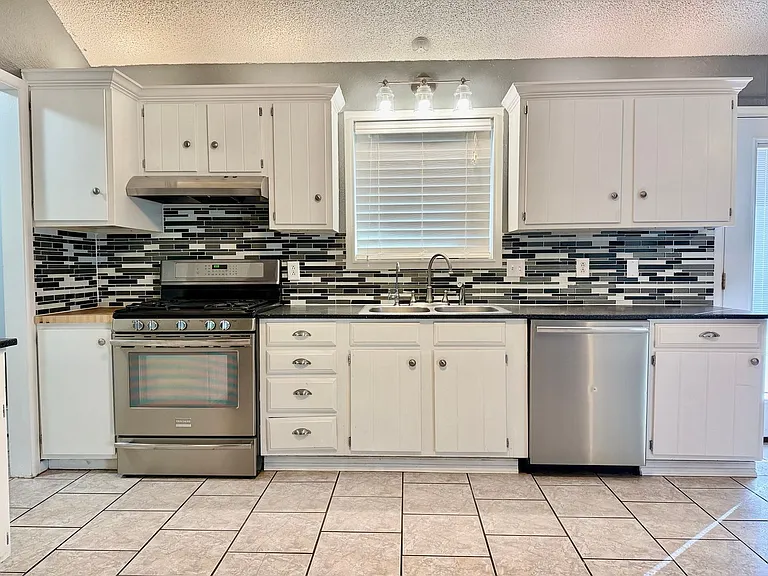 2515 Emerson Dr — Photo 5