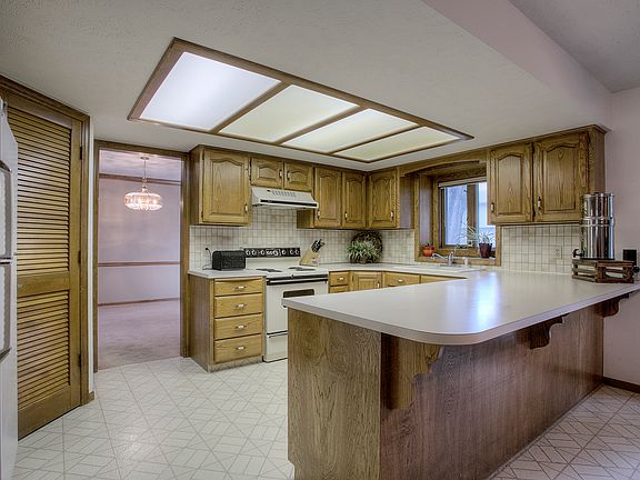 3rd image of 905 Michael Dr