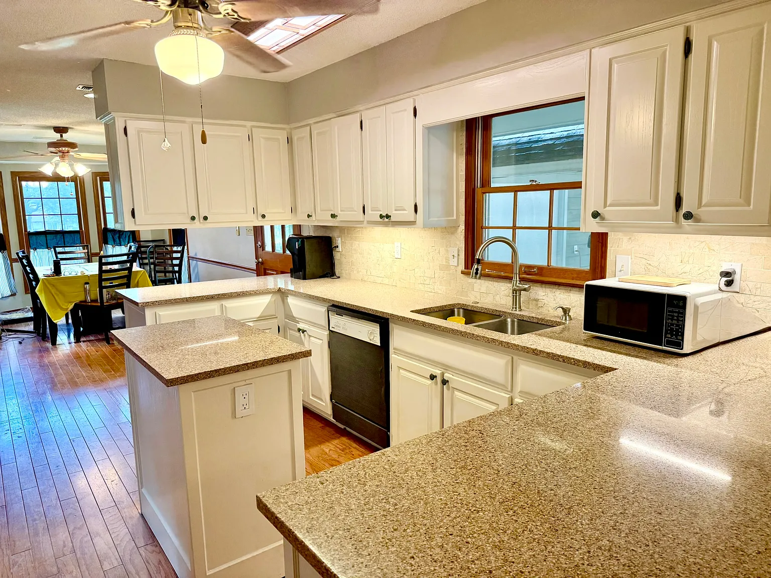3 bed, 2238 sqft, $2,450 — Photo 3