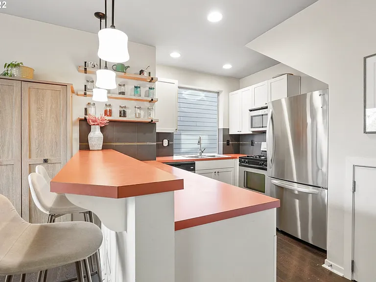 8502 N Central St — Photo 11