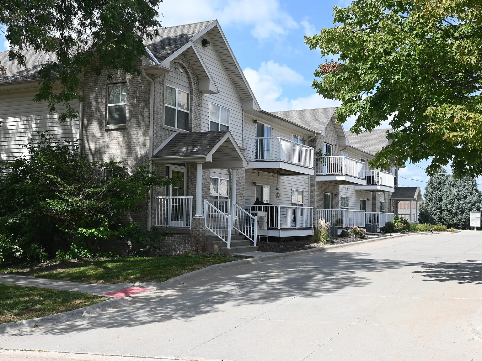 Square 131 - 4880 - 12 Plex — Photo 2