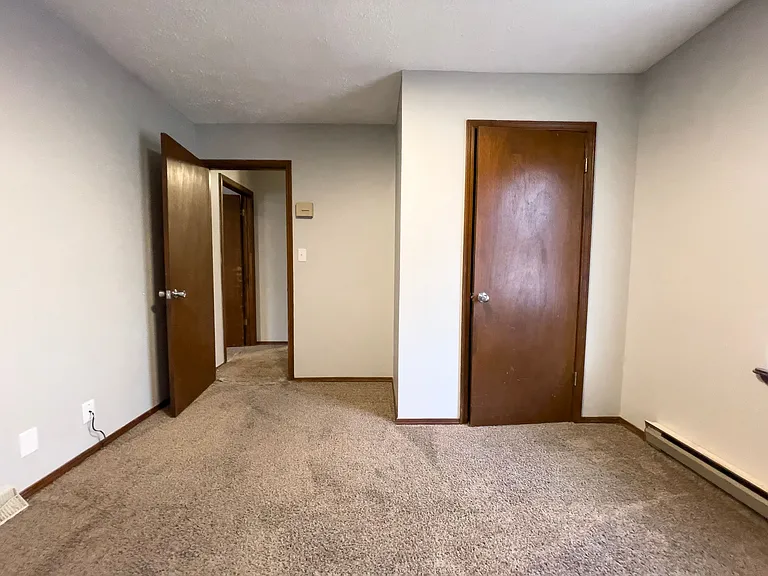 East Memorial Apartments — Photo 36