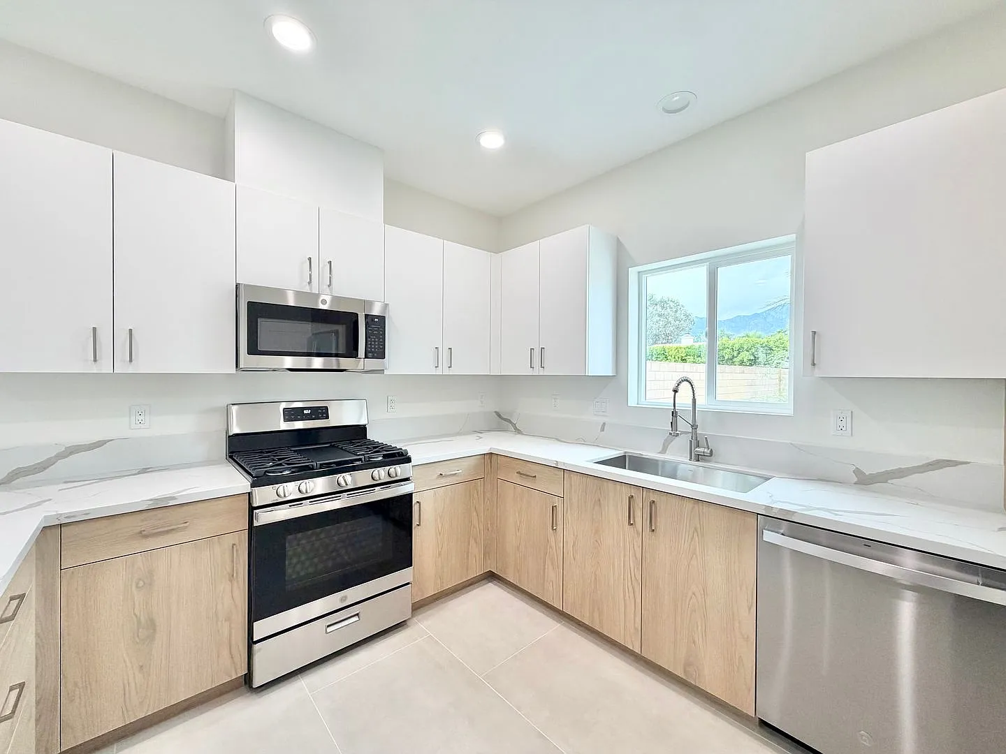 Available Now!! Beautiful 4 Bedroom 3 Bathroom Home In Cathedral City — Photo 4