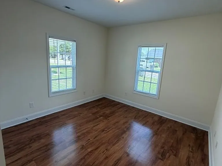 913 Linwood Ave — Photo 9