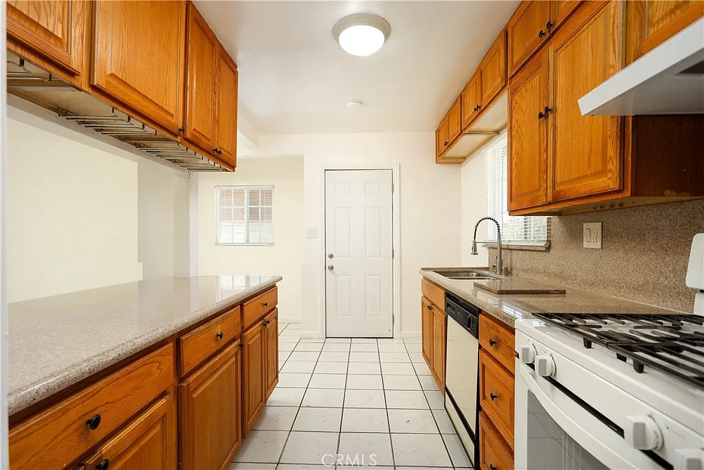 3 bed, 974 sqft, $2,650 — Photo 4