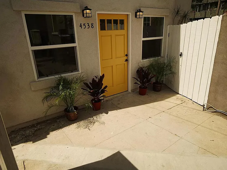 4538 Ambrose Ave — Photo 2