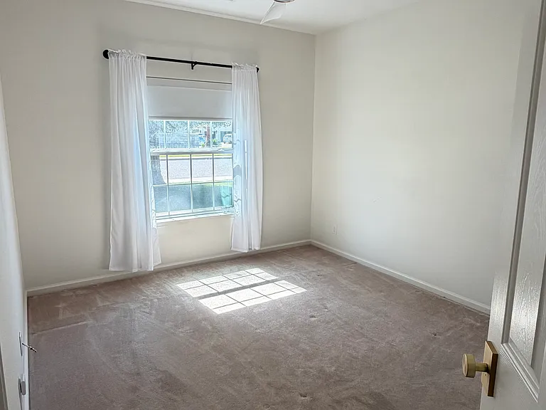 1555 Taylor Ln — Photo 8