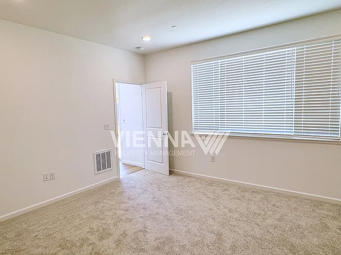 1568 Edgewood Ln — Photo 8