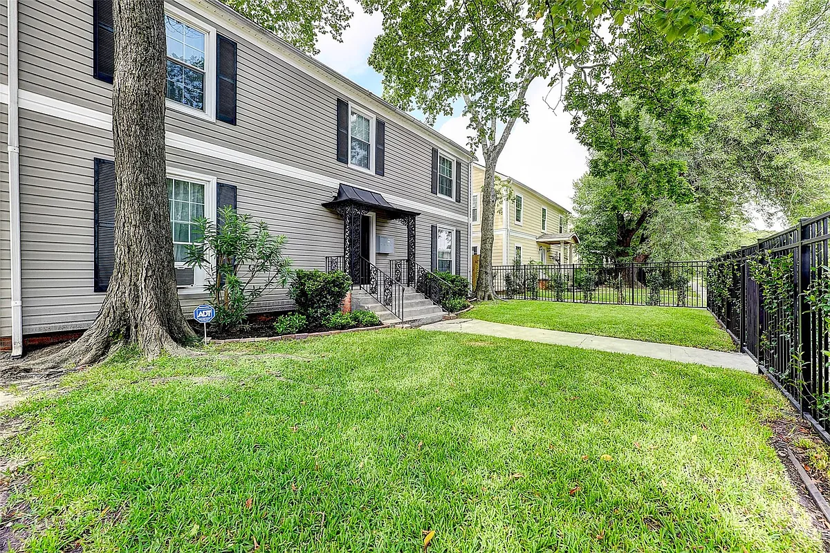 Building Photo - 2509 Shakespeare St #1