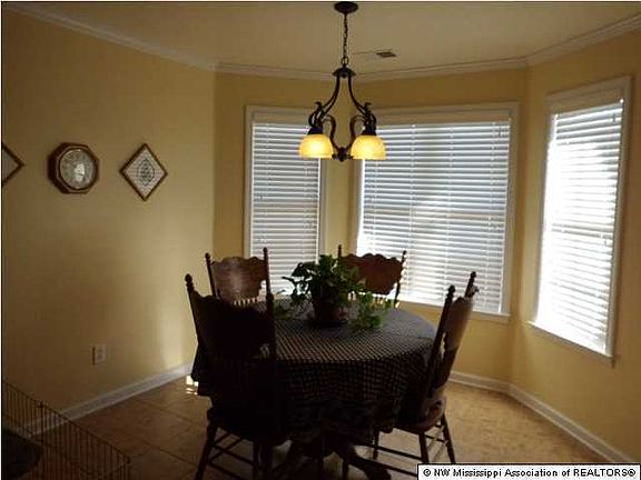 4th image of 682 W Northwood Dr