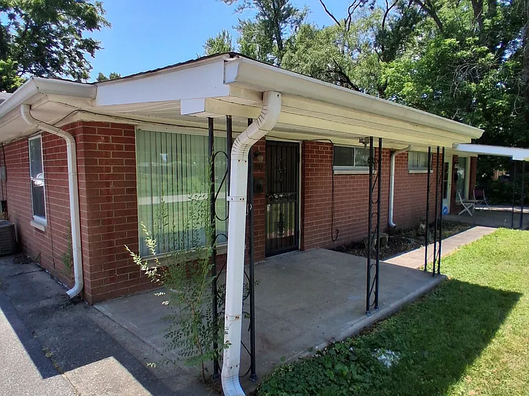 2431 Wade St — Photo 2