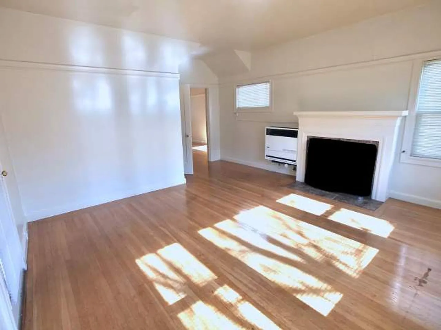 Very Large 1 Bedroom Apartment (Has Been Used As A 2 Bedroom) — Photo 3