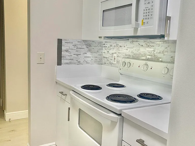 630 Sapodilla Ave #204 — Photo 2