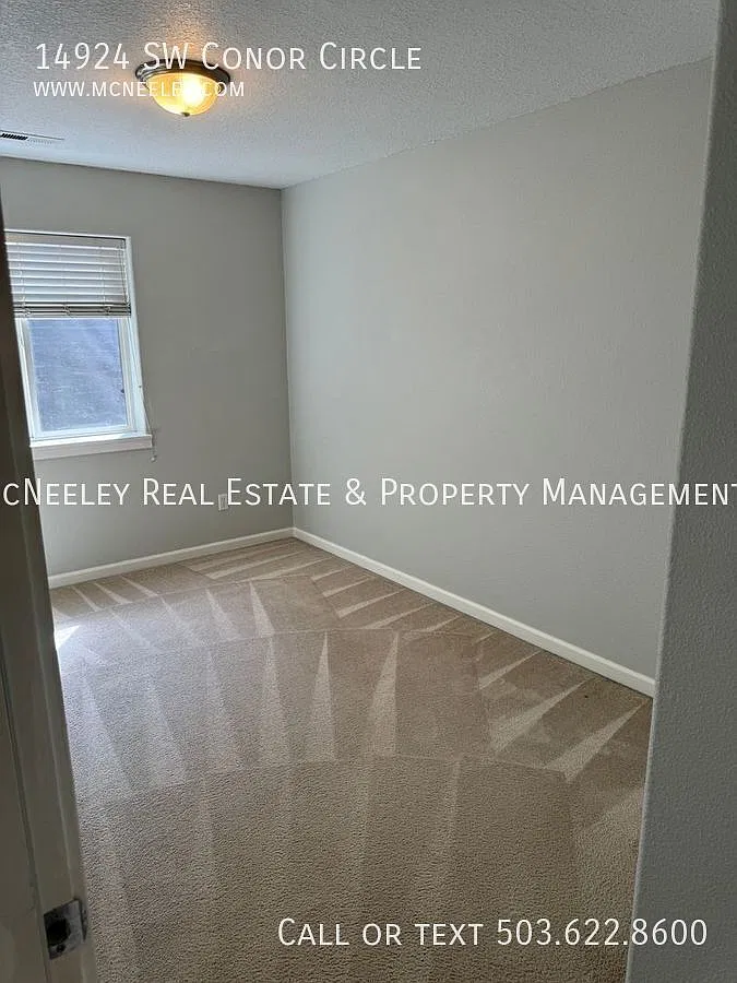 Three Bedroom End Unit Townhouse near Nike with Central A/C. — Photo 4