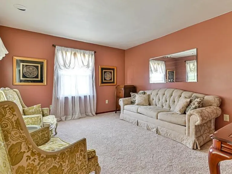 105 Shady Spring Rd — Photo 3