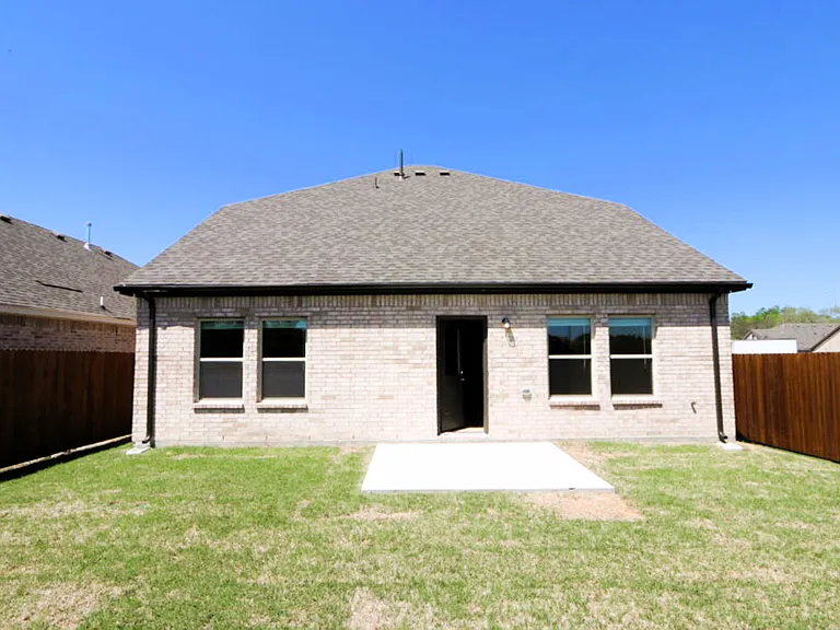 405 Forsyth Dr — Photo 1