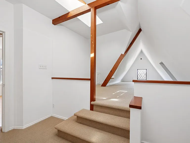 111 Windsor Ave — Photo 33