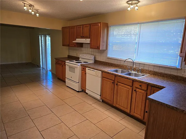 800 Oakwood Dr — Photo 12