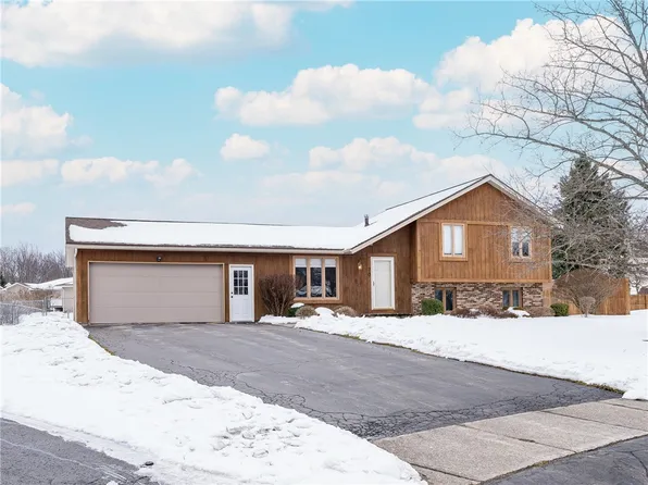 70 Groveview Cir, Rochester, NY 14612