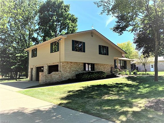 3rd image of 3936 Glenoak Dr NE