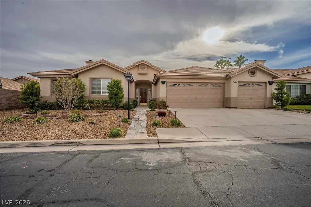3 bed, 2.5 bath, 2423 sqft, $2,995 — Photo 1