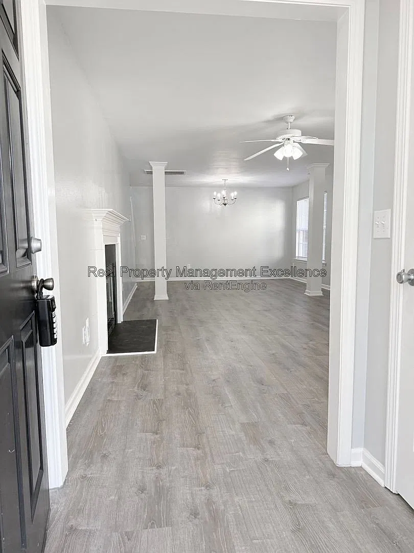 3 bed, 2.5 bath, 1845 sqft, $2,100 — Photo 2