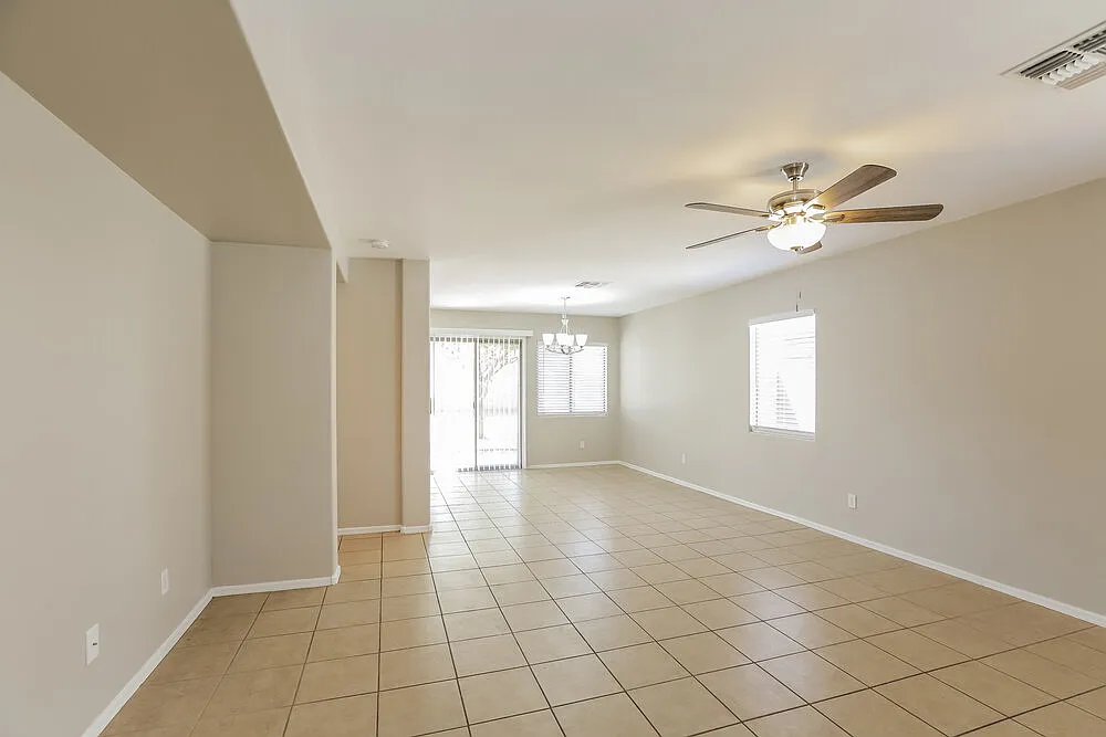 3 bed, 2.0 bath, 1298 sqft, $1,960 — Photo 4