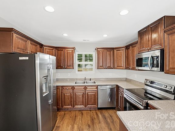 5th image of 448 Hagins St #2