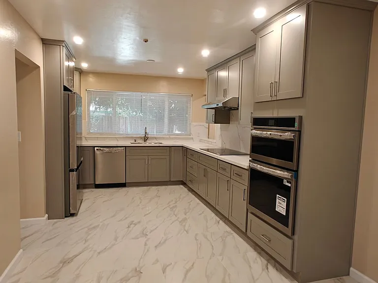 714 Liverpool Way — Photo 3