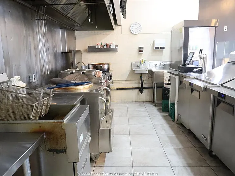 421 Sandwich St S #2 — Photo 8