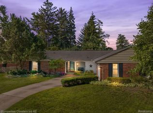 933 Crescent Ln, Grosse Pointe Woods, MI 48236