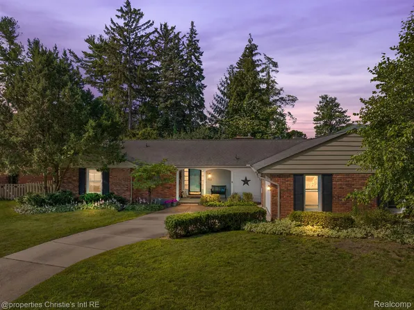 933 Crescent Ln, Grosse Pointe Woods, MI 48236