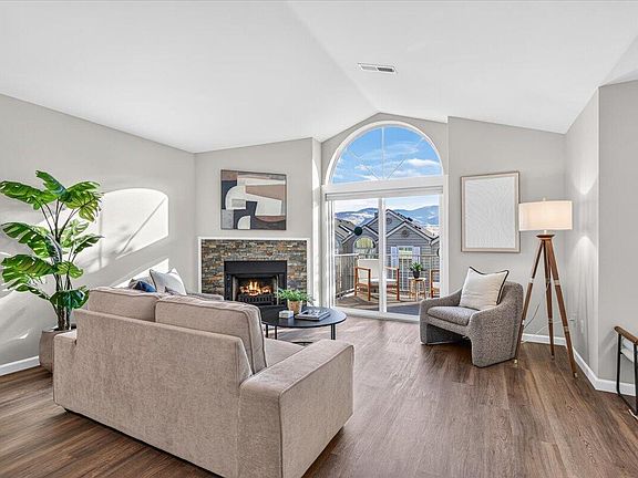 4th image of 372 Glenn St
