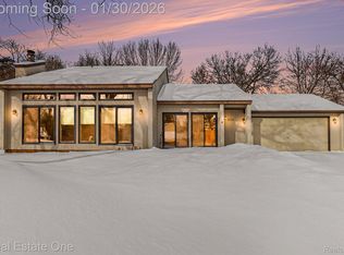 6226 Pinewood Dr, Clarkston, MI 48346