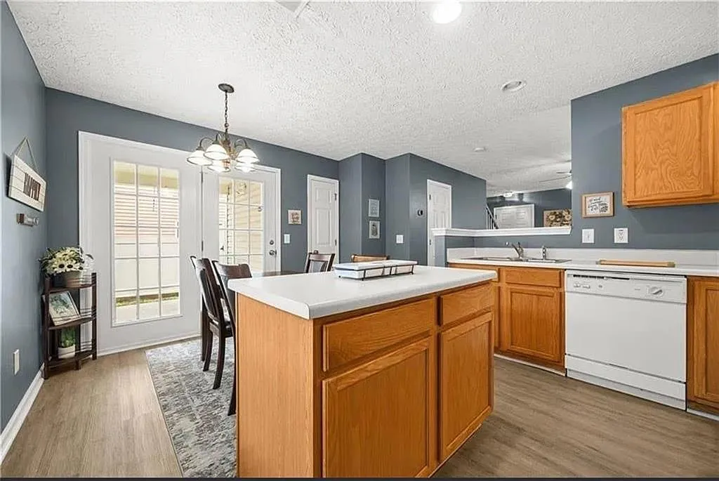 3 bed, 2.5 bath, 1260 sqft, $2,250 — Photo 2
