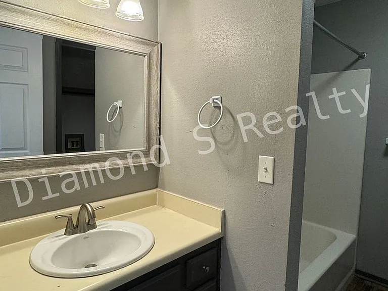 1503 W Rainey Duplex — Photo 9