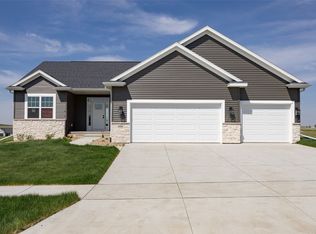 1519 Cardinal Dr, Fairfax, IA 52228