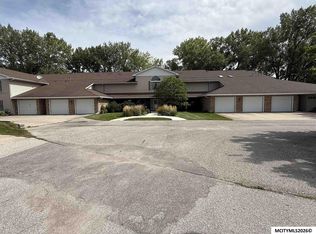 2047 Hunters Ridge Dr, Mason City, IA 50401